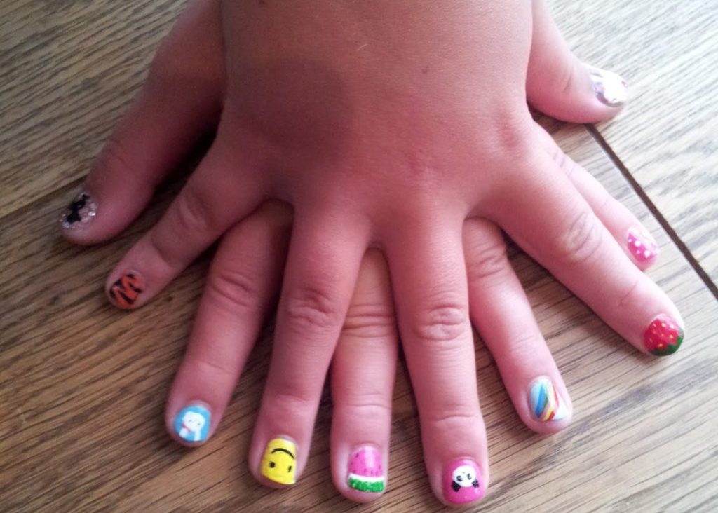 Christmas nails for festive day at my kids school tomorrow... 6 & 7 year  old nails are so tiny! : r/RedditLaqueristas